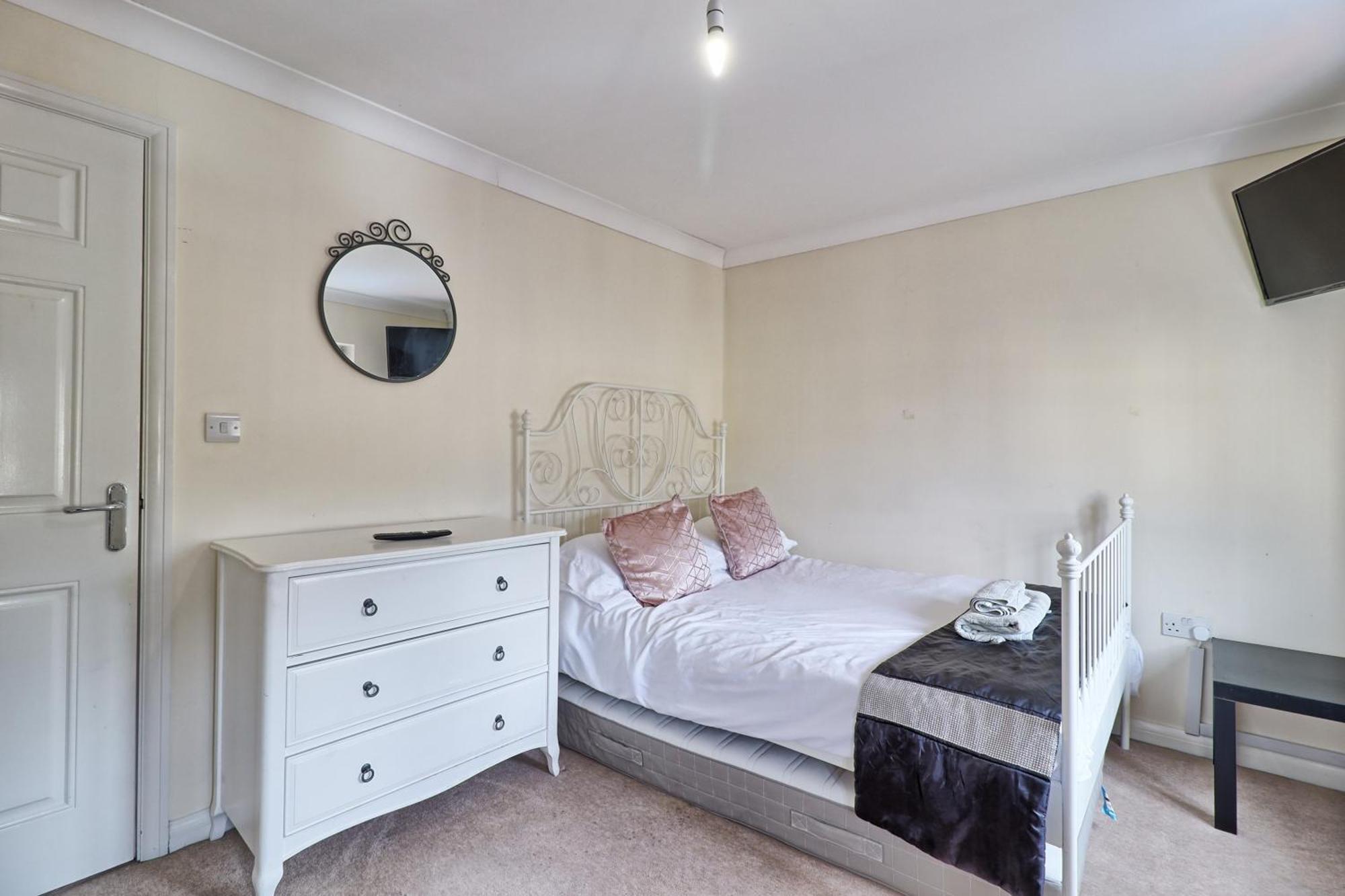 By Buildersbeds - Paignton House 4 Bedrooms Harold Wood Bagian luar foto