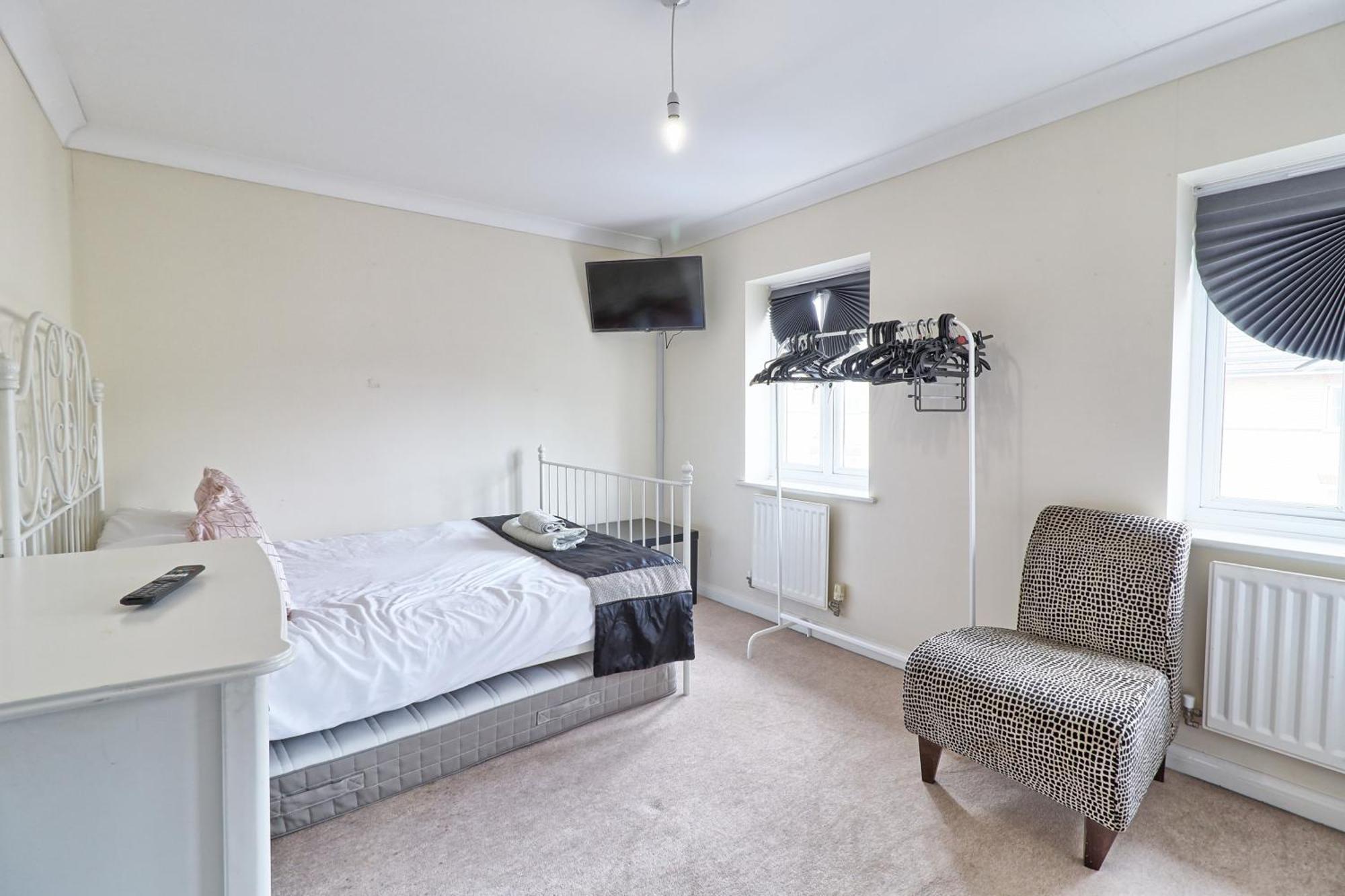 By Buildersbeds - Paignton House 4 Bedrooms Harold Wood Bagian luar foto