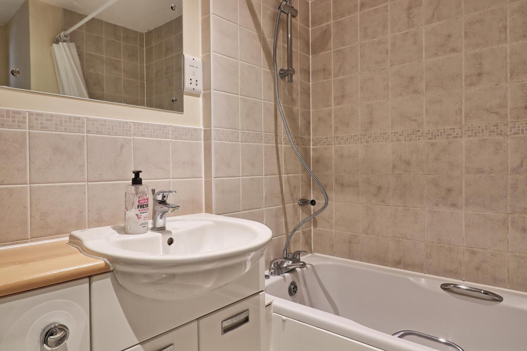 By Buildersbeds - Paignton House 4 Bedrooms Harold Wood Bagian luar foto