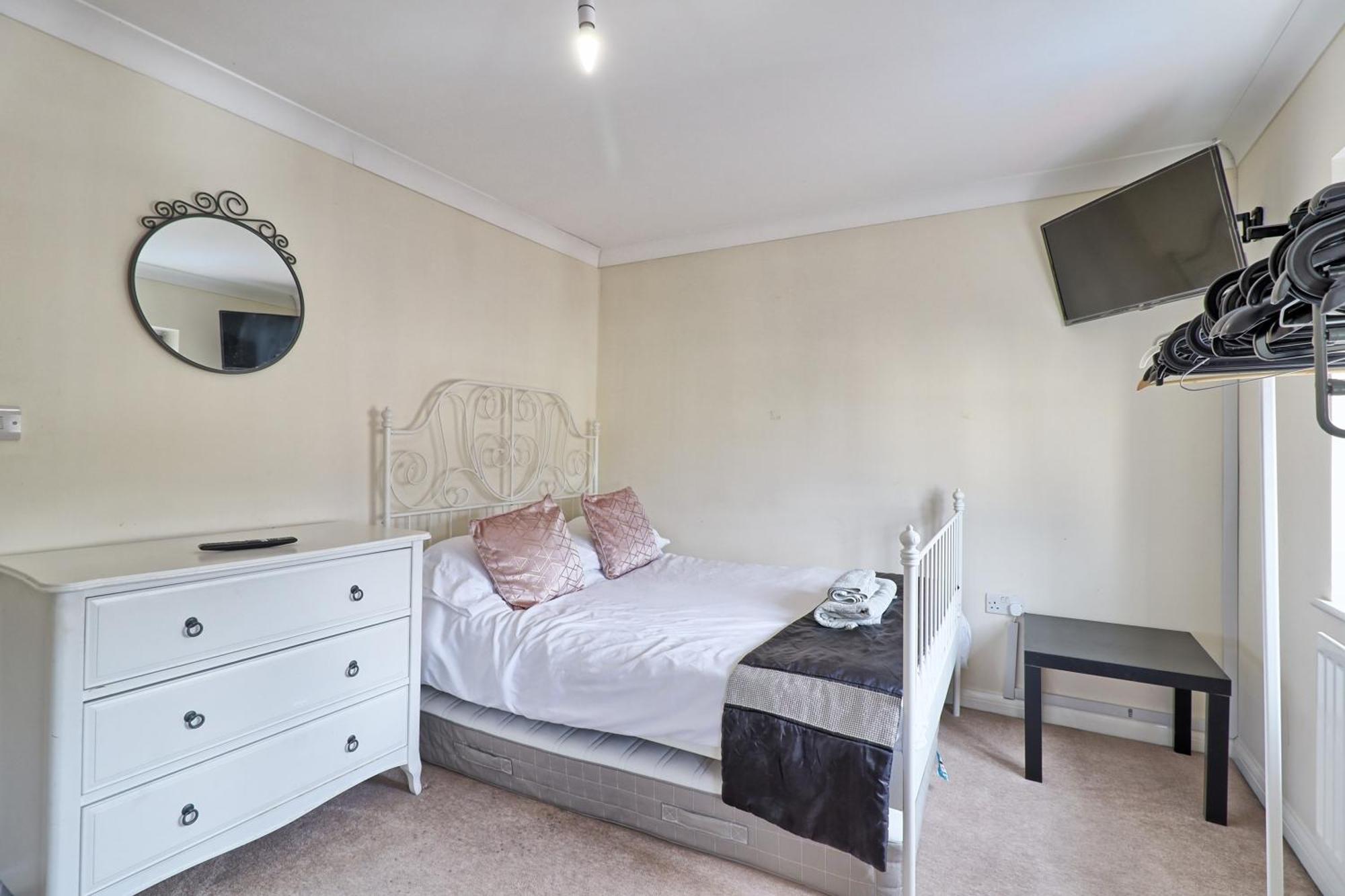 By Buildersbeds - Paignton House 4 Bedrooms Harold Wood Bagian luar foto